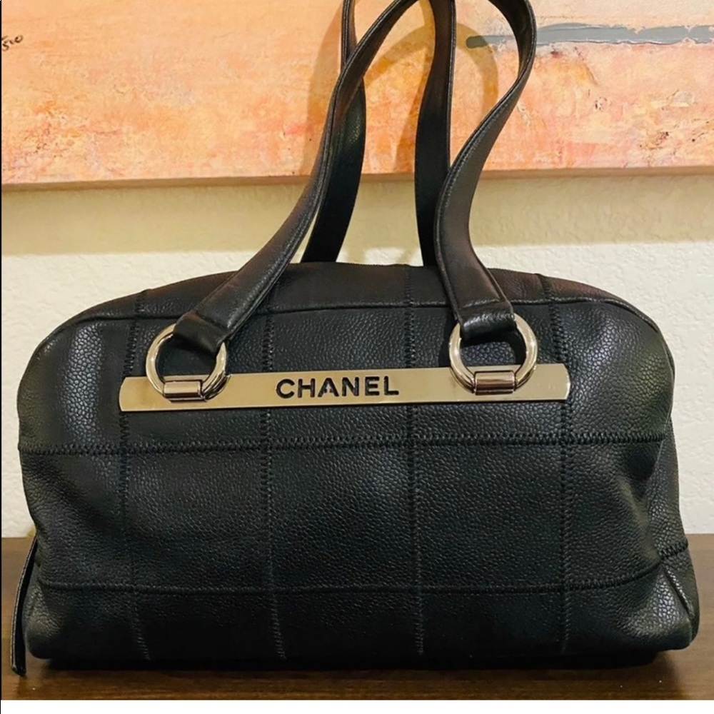 CHANEL hard to find purse . In good condition. Great price to move fast